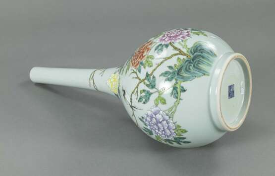 Seladonfarbene Flaschenvase aus Porzellan mit Blütendekor, - Foto 6