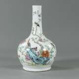 'Famille rose'-Vase mit Fasanenpaar und Vögeln neben Blüten und Felsen, - Foto 1