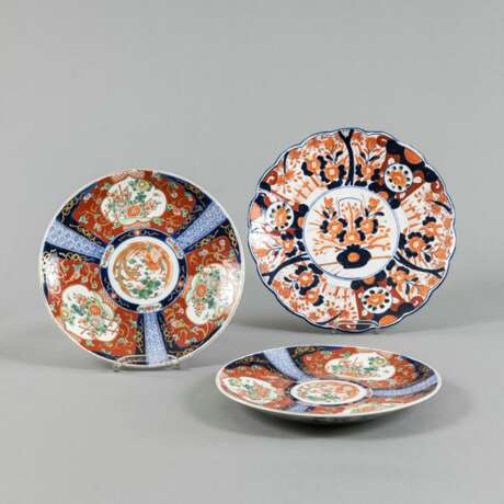 Drei Porzellan-Teller mit Imari-Dekor, einer in Blütenform - Foto 1