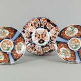 Drei Porzellan-Teller mit Imari-Dekor, einer in Blütenform - photo 2