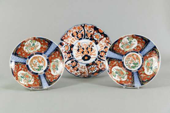 Drei Porzellan-Teller mit Imari-Dekor, einer in Blütenform - photo 2
