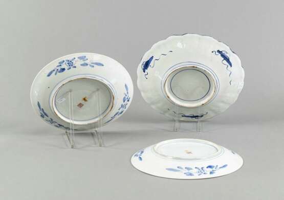 Drei Porzellan-Teller mit Imari-Dekor, einer in Blütenform - фото 3