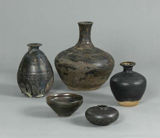 Vier Vasen und eine Schale - photo 1