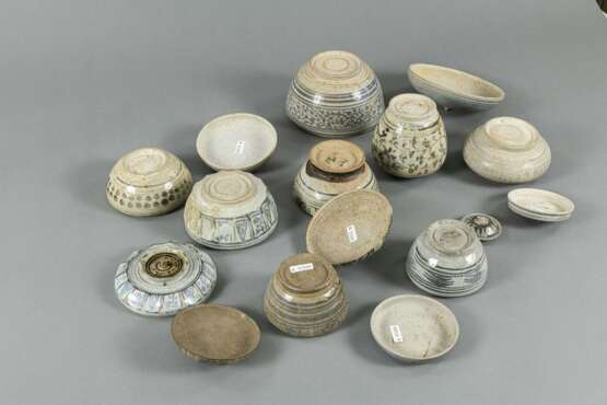 Acht Deckeldosen aus Keramik - Foto 4