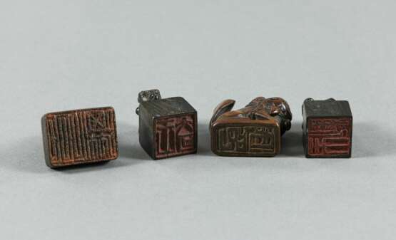 Gruppe von vier kleinen Siegeln mit zoomorphen Knäufen aus Holz/Bambus - photo 3