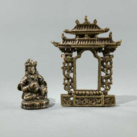 Bronzefigur des Vaishravana und Zierrelief - Foto 1