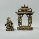 Bronzefigur des Vaishravana und Zierrelief - Foto 1