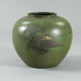 Vase aus grünlich patinierter Bronze mit reliefiertem Dekor einer Mühle am Seeufer - фото 1