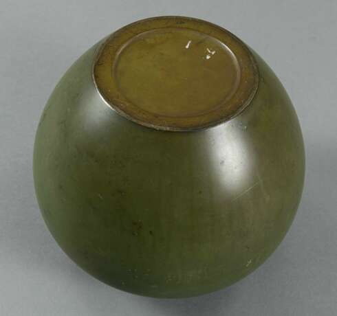 Vase aus grünlich patinierter Bronze mit reliefiertem Dekor einer Mühle am Seeufer - фото 5