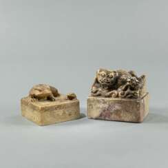 Zwei Specksteinsiegel mit Dekor eines Shishi und einer Kröte