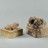 Zwei Specksteinsiegel mit Dekor eines Shishi und einer Kröte - photo 2