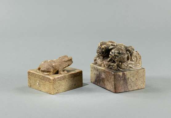 Zwei Specksteinsiegel mit Dekor eines Shishi und einer Kröte - Foto 2