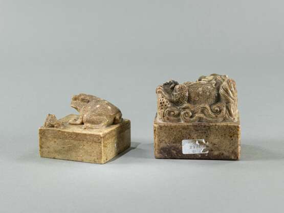 Zwei Specksteinsiegel mit Dekor eines Shishi und einer Kröte - Foto 3