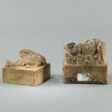 Zwei Specksteinsiegel mit Dekor eines Shishi und einer Kröte - photo 3