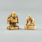 Zwei Netsuke aus Elfenbein: Hotei und sitzender Mann - фото 1