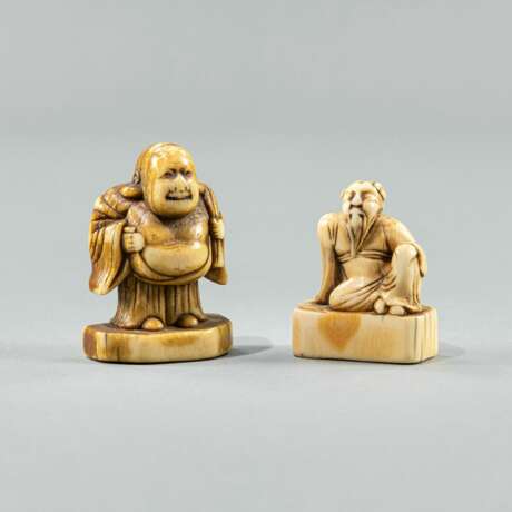 Zwei Netsuke aus Elfenbein: Hotei und sitzender Mann - photo 1