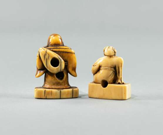 Zwei Netsuke aus Elfenbein: Hotei und sitzender Mann - фото 3