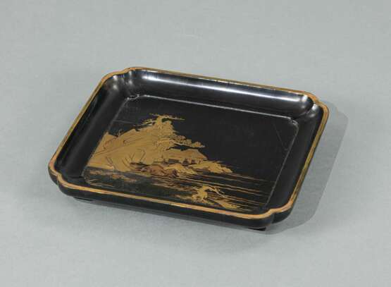 Tablett aus Holz mit Dekor eines Ufers mit Stelzenhäusern in Goldlack auf schwarzem Grund - фото 3