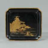 Tablett aus Holz mit Dekor eines Ufers mit Stelzenhäusern in Goldlack auf schwarzem Grund - Foto 4
