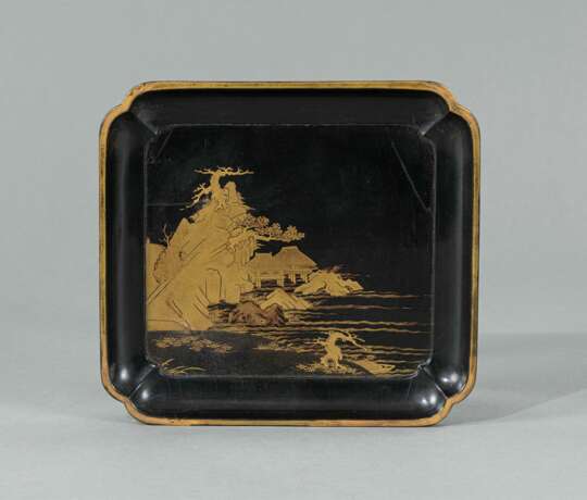 Tablett aus Holz mit Dekor eines Ufers mit Stelzenhäusern in Goldlack auf schwarzem Grund - photo 4