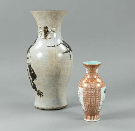 Zwei Vasen aus Porzellan mit Drachendekor bzw. mit Vogel- und Pflaumenblütendekor - photo 2