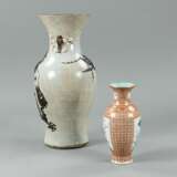 Zwei Vasen aus Porzellan mit Drachendekor bzw. mit Vogel- und Pflaumenblütendekor - фото 2