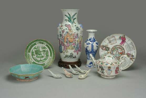 Konvolut Porzellan: Zwei Teller, eine Kanne, zwei Vasen, fünf Löffel und eine Schale - photo 1