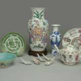 Konvolut Porzellan: Zwei Teller, eine Kanne, zwei Vasen, fünf Löffel und eine Schale - фото 1