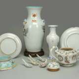 Konvolut Porzellan: Zwei Teller, eine Kanne, zwei Vasen, fünf Löffel und eine Schale - фото 2