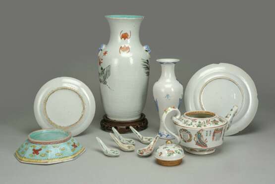 Konvolut Porzellan: Zwei Teller, eine Kanne, zwei Vasen, fünf Löffel und eine Schale - фото 2