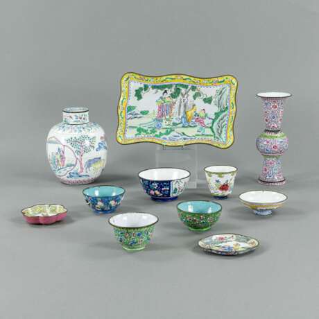 Acht Schalen, zwei Vasen und ein Tablett aus Kanton -Email mit polychromem, floralen Dekor - фото 1