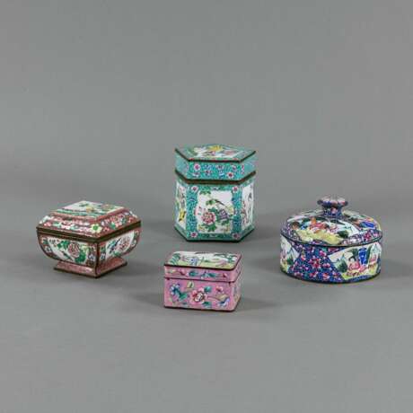 Vier Deckeldosen aus Kanton-Email mit floralem Dekor - фото 1