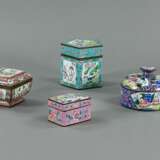 Vier Deckeldosen aus Kanton-Email mit floralem Dekor - Foto 2