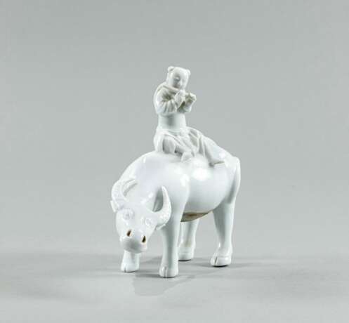 Porzellanfigur eines Knaben auf einem Büffel sitzend - Foto 3