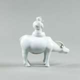 Porzellanfigur eines Knaben auf einem Büffel sitzend - фото 4