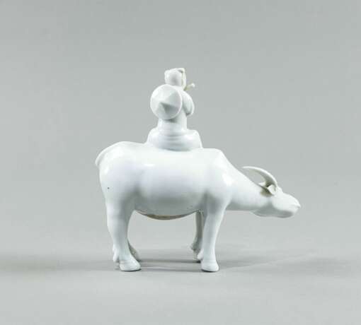 Porzellanfigur eines Knaben auf einem Büffel sitzend - Foto 4