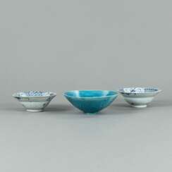 Schale mit türkisfarbener Glasur und zwei Schalen aus Porzellan mit unterglasurblauem Dekor