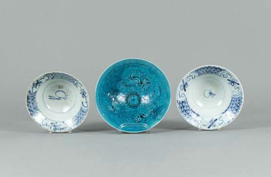 Schale mit türkisfarbener Glasur und zwei Schalen aus Porzellan mit unterglasurblauem Dekor - photo 2