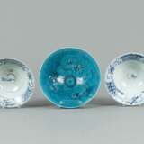 Schale mit türkisfarbener Glasur und zwei Schalen aus Porzellan mit unterglasurblauem Dekor - photo 2