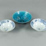 Schale mit türkisfarbener Glasur und zwei Schalen aus Porzellan mit unterglasurblauem Dekor - Foto 3