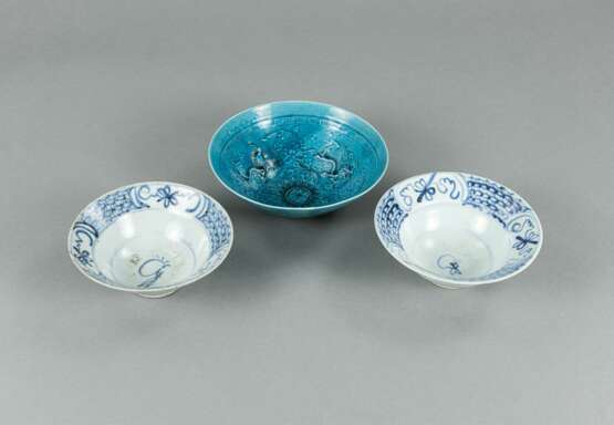 Schale mit türkisfarbener Glasur und zwei Schalen aus Porzellan mit unterglasurblauem Dekor - Foto 3