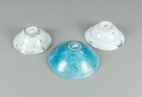 Schale mit türkisfarbener Glasur und zwei Schalen aus Porzellan mit unterglasurblauem Dekor - Foto 4