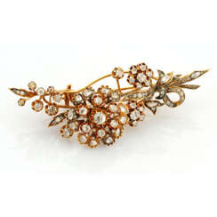 Brooch decorated with diamonds