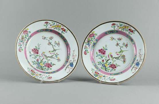 Paar Porzellanplatten mit Vogeldekor in den Farben der 'Famille-rose'.Palette - Foto 3