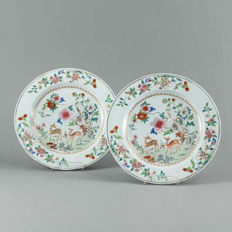 Paar Porzellanplatten mit Dekor von Rehen in den Farben der 'Famille-rose' - фото 1