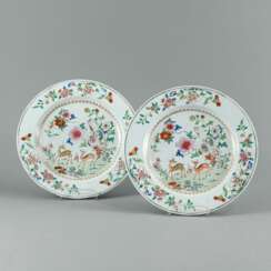 Paar Porzellanplatten mit Dekor von Rehen in den Farben der 'Famille-rose'