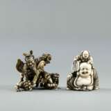 Zwei Netsuke aus Elfenbein: Hotei mit Karako und Shoki im Kampf mit zwei Oni - фото 1