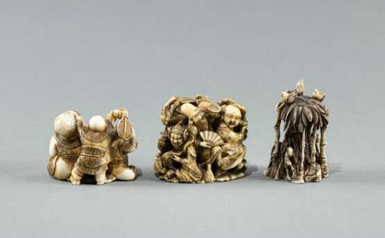 Zwei Netsuke aus Elfenbein mit Darstellung des Jurojjin und Glücksgöttern und ein Okimono aus Elfenbein mit Männern im Bambushain - photo 3