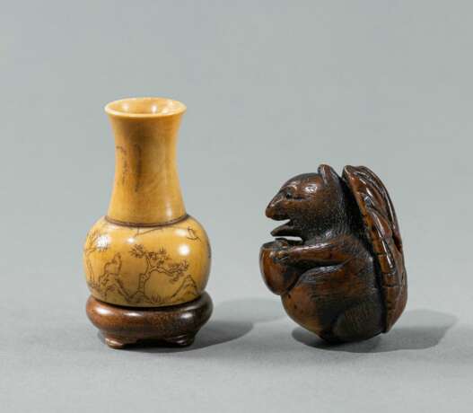 Miniaturväschen mit Landschaftsdekor aus maritimem Elfenbein und Netsuke eines Tanuki - фото 2