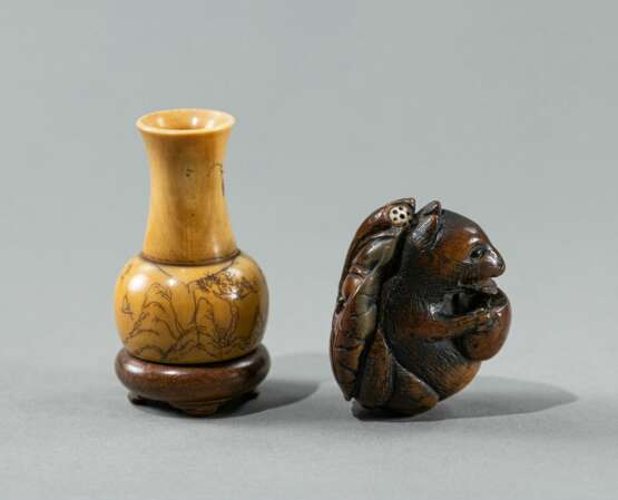 Miniaturväschen mit Landschaftsdekor aus maritimem Elfenbein und Netsuke eines Tanuki - фото 4